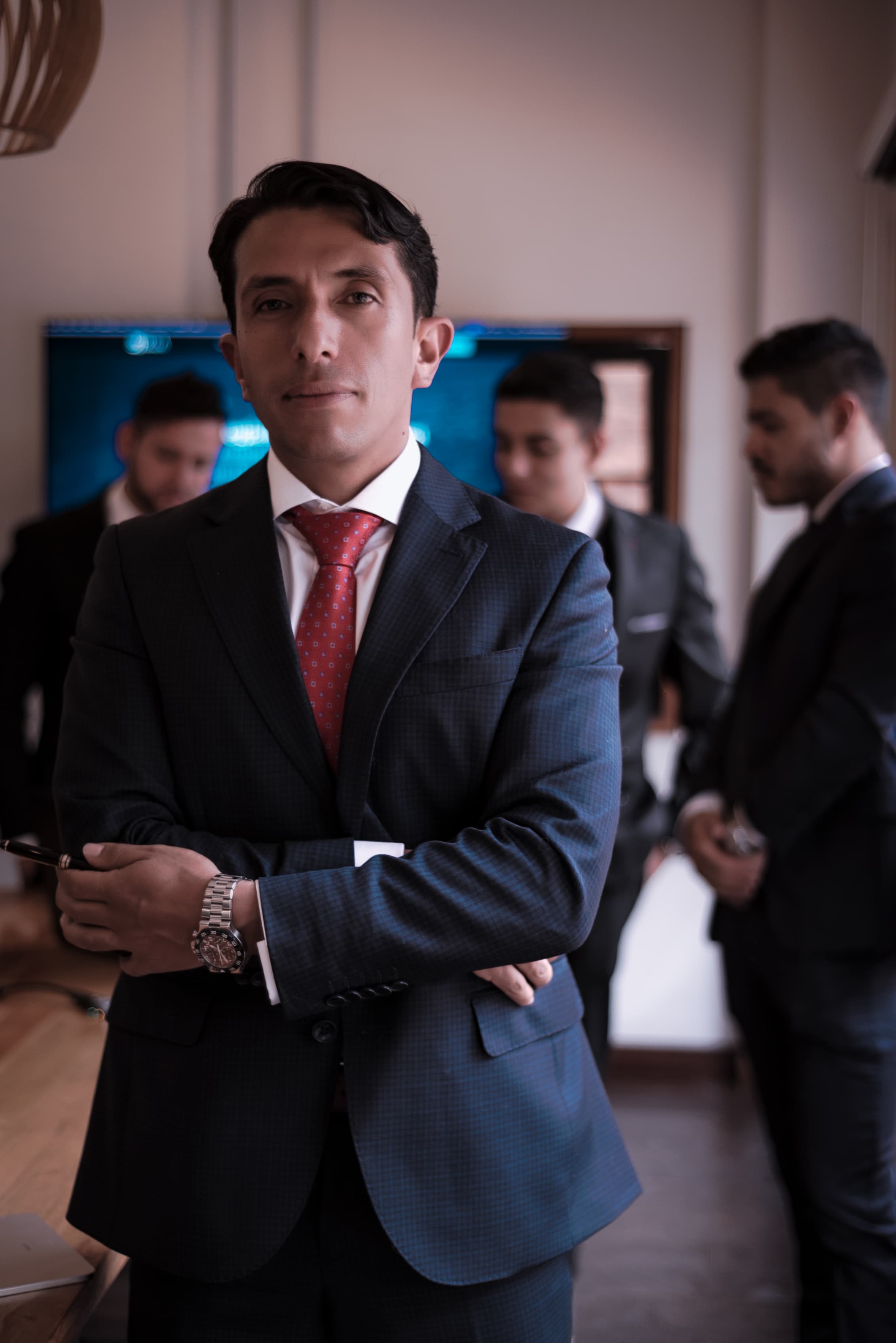 Reunión de trabajo con documentos y portátil para evaluar una decisión empresarial