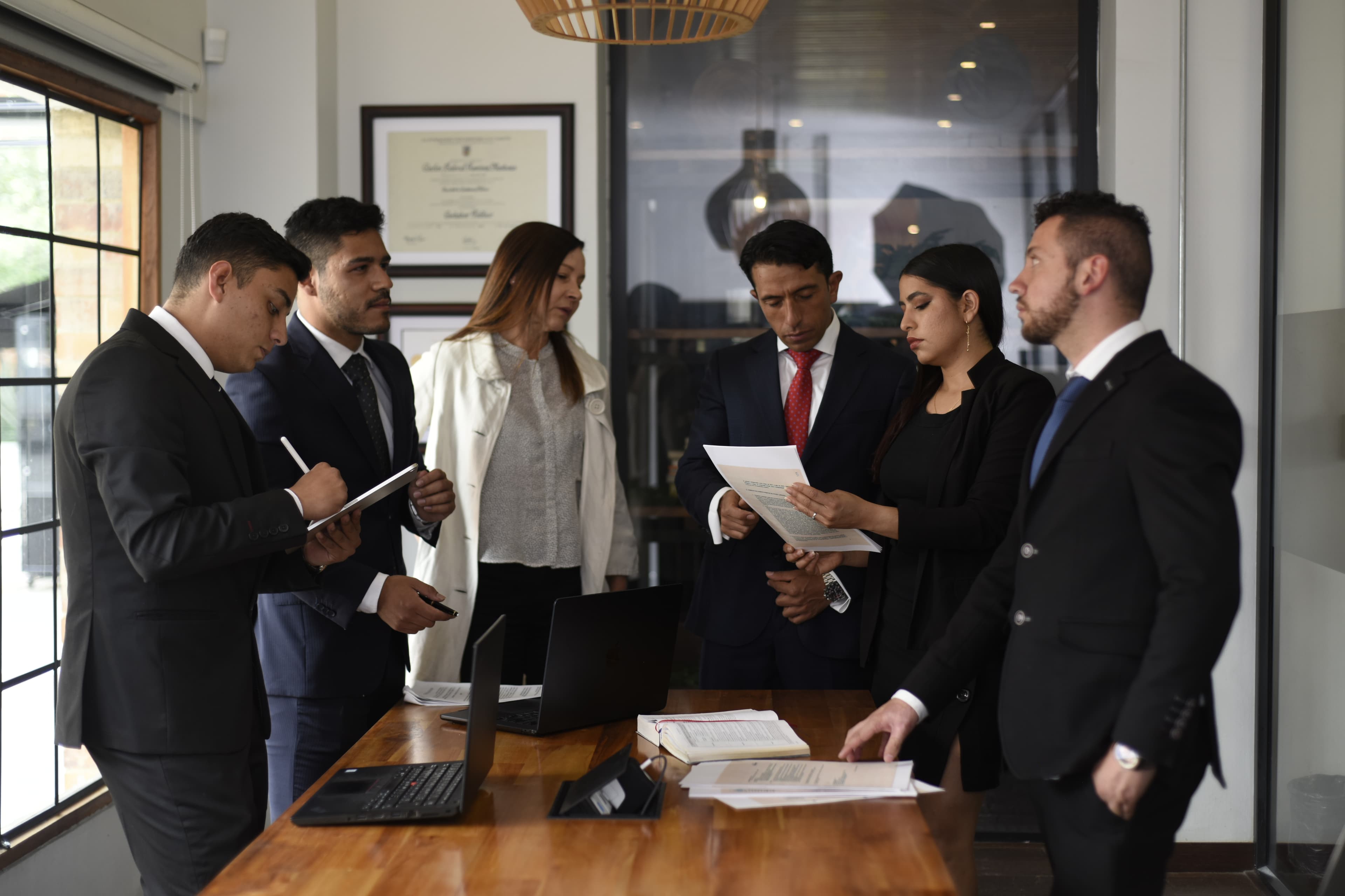 Equipo revisando documentos y una estrategia de trabajo