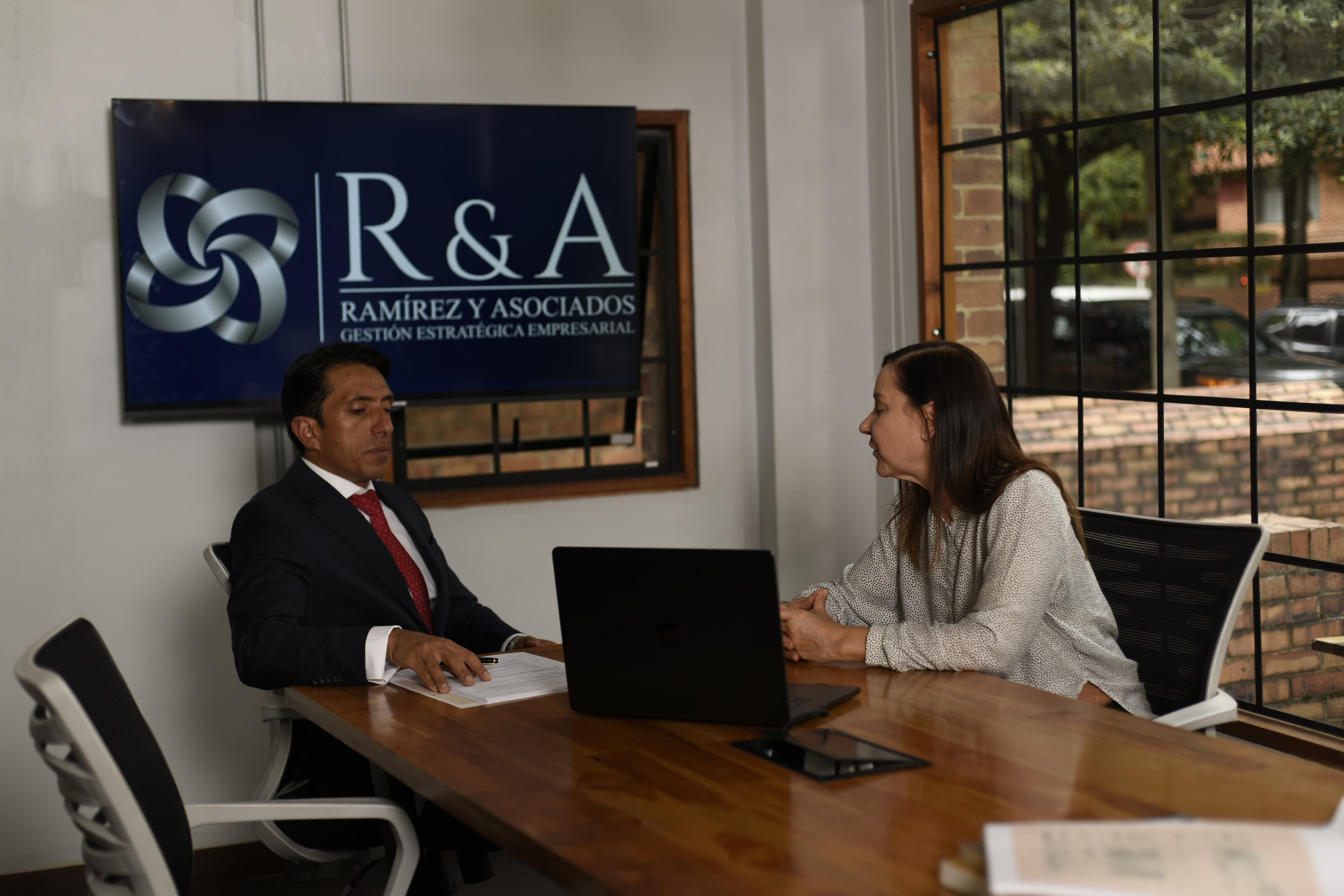 Equipo de Ramírez & Asociados trabajando en una reunión empresarial